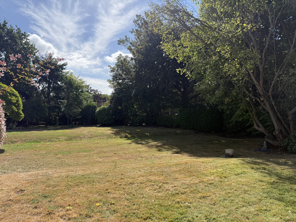 Lot: 192 - TWO-BEDROOM FLAT IN NEED OF IMPROVEMENT - Communal gardens